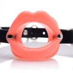 Расширитель рта в форме пышных губ Master Series Sissy Mouth Gag, 3,8 см